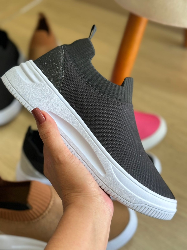 Tenis preto calce facil sola alta