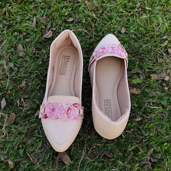 Sapatilha mocassim bico fino nude rose com corrente - Image 4