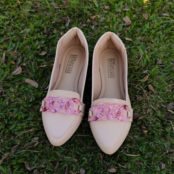 Sapatilha mocassim bico fino nude rose com corrente - Image 2
