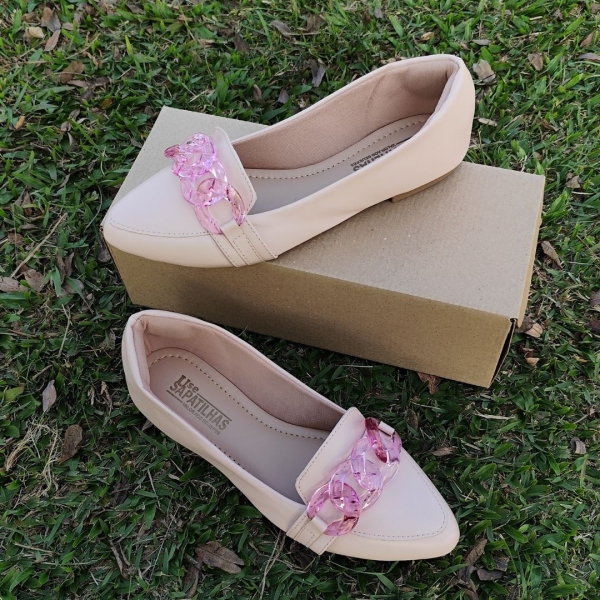 Sapatilha mocassim bico fino nude rose com corrente