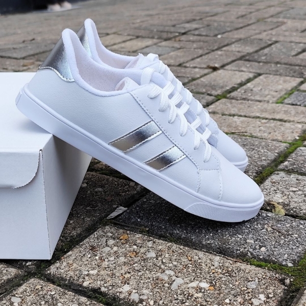 Tenis branco com prata
