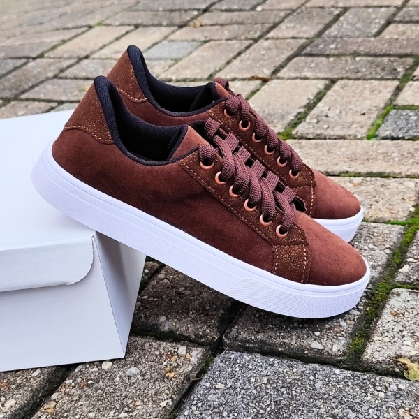 Tenis marrom camurça
