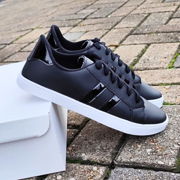 Tenis preto faixa lateral em verniz