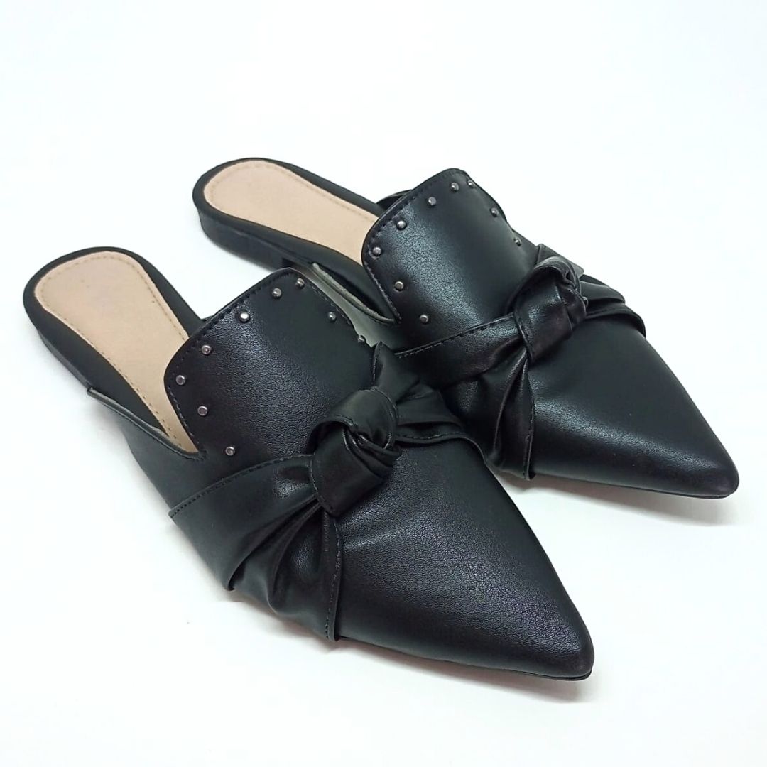 Mule preto bico fino alongado laço nó e pontilhado