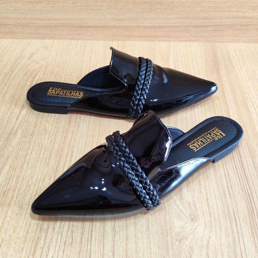 Mule preto verniz bico fino alongado com cordinha