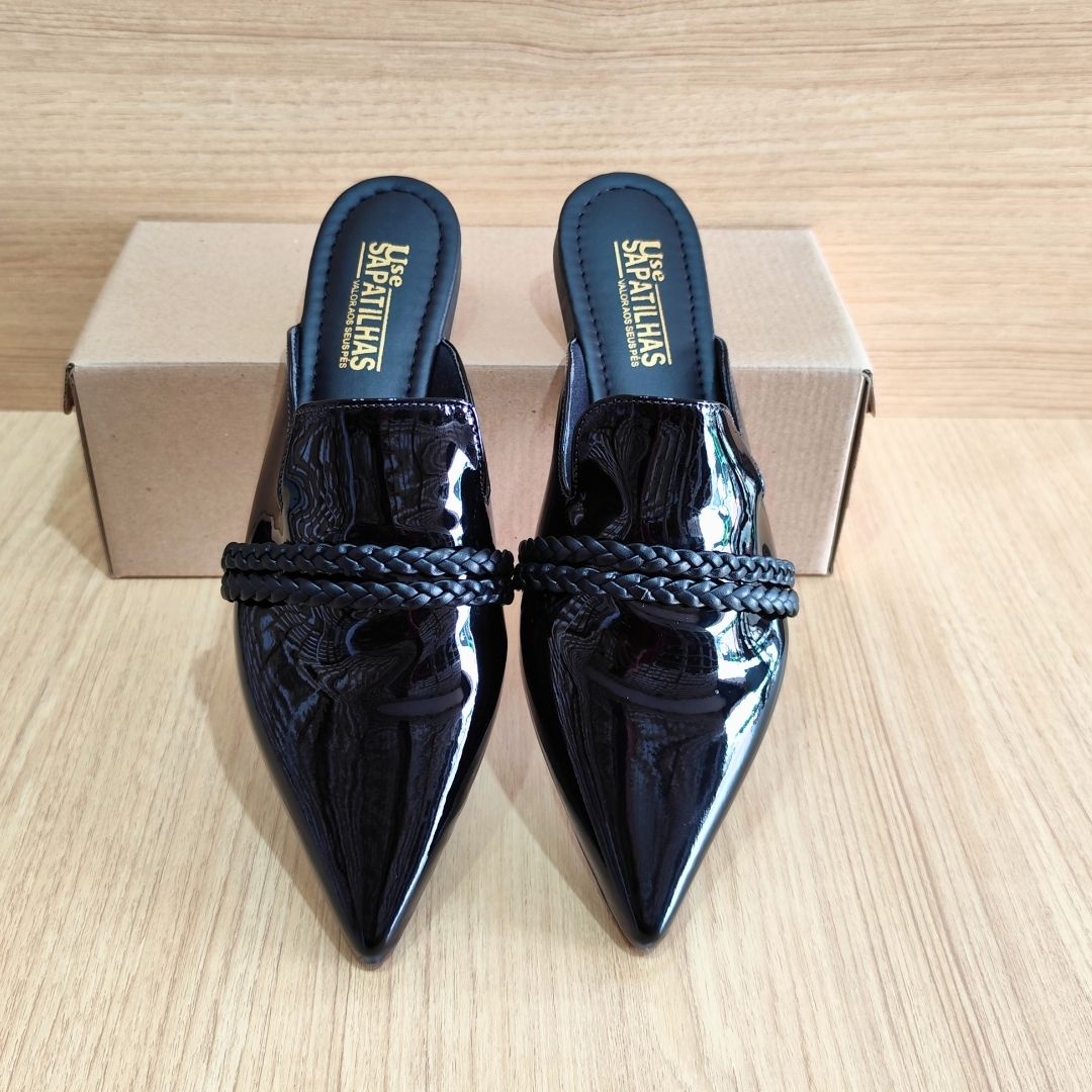 Mule preto verniz bico fino alongado com cordinha - Imagem 2