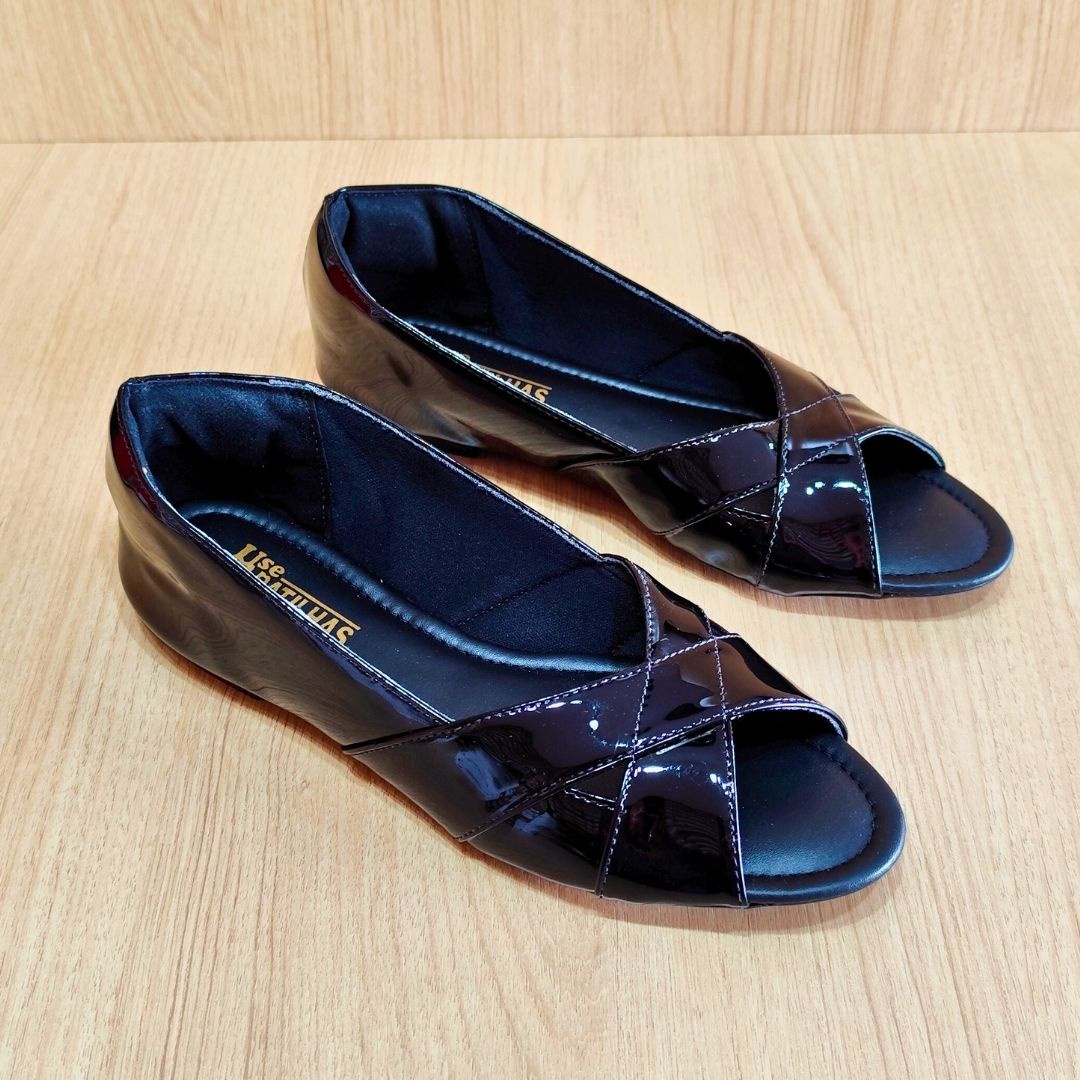 Sapatilha peep toe preta verniz tira X