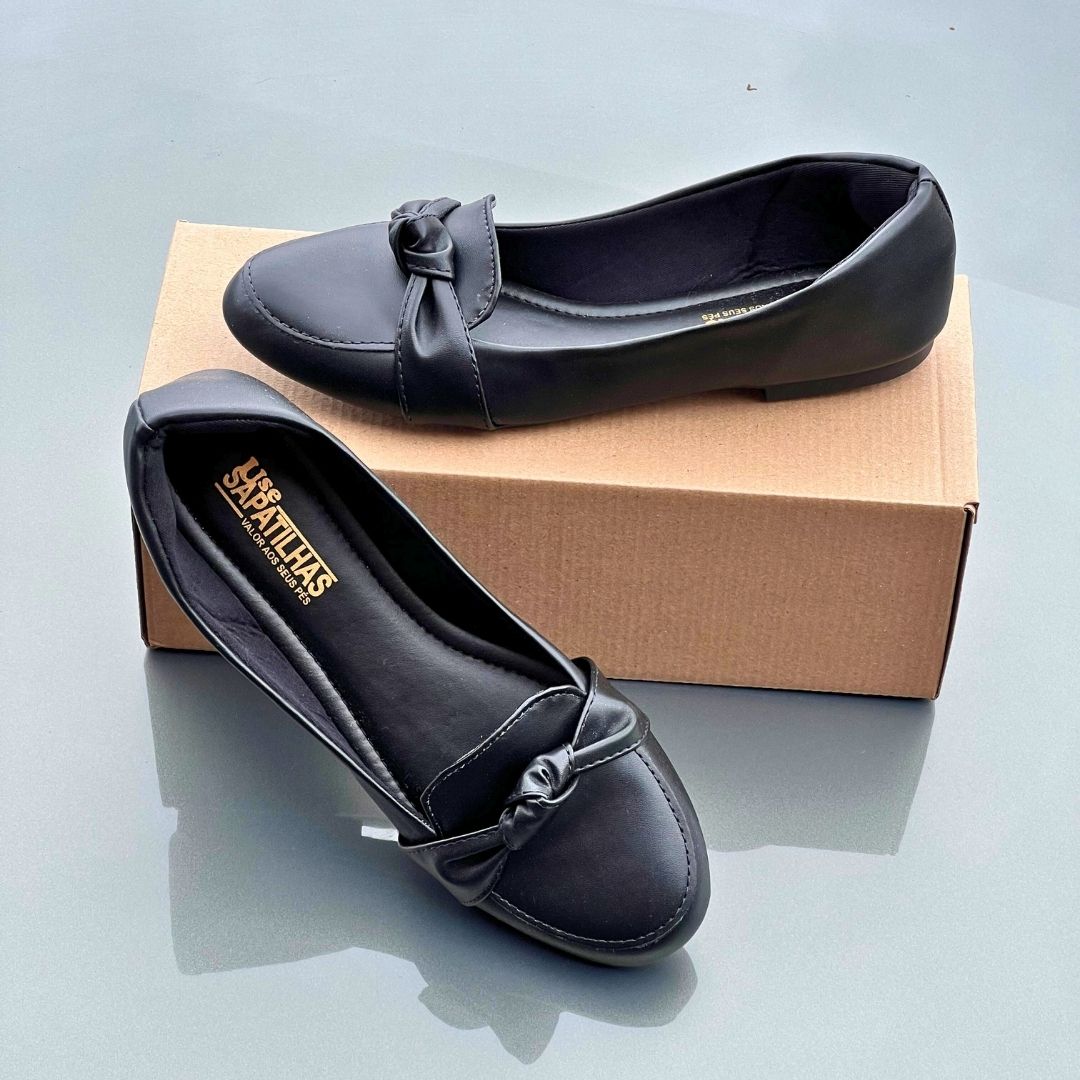 Sapatilha preta bico redondo laço nó