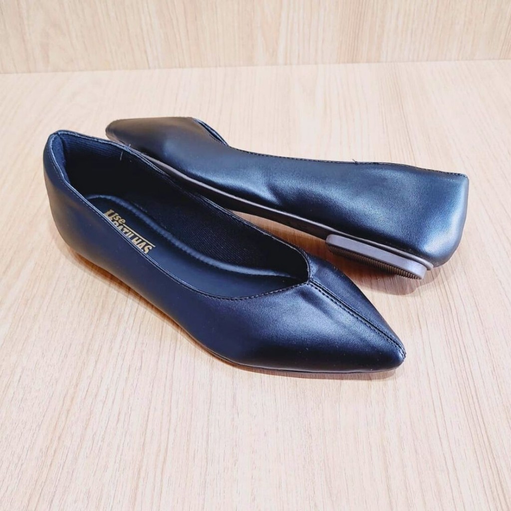 Sapatilha preta basica bico fino recorte V - Imagem 2