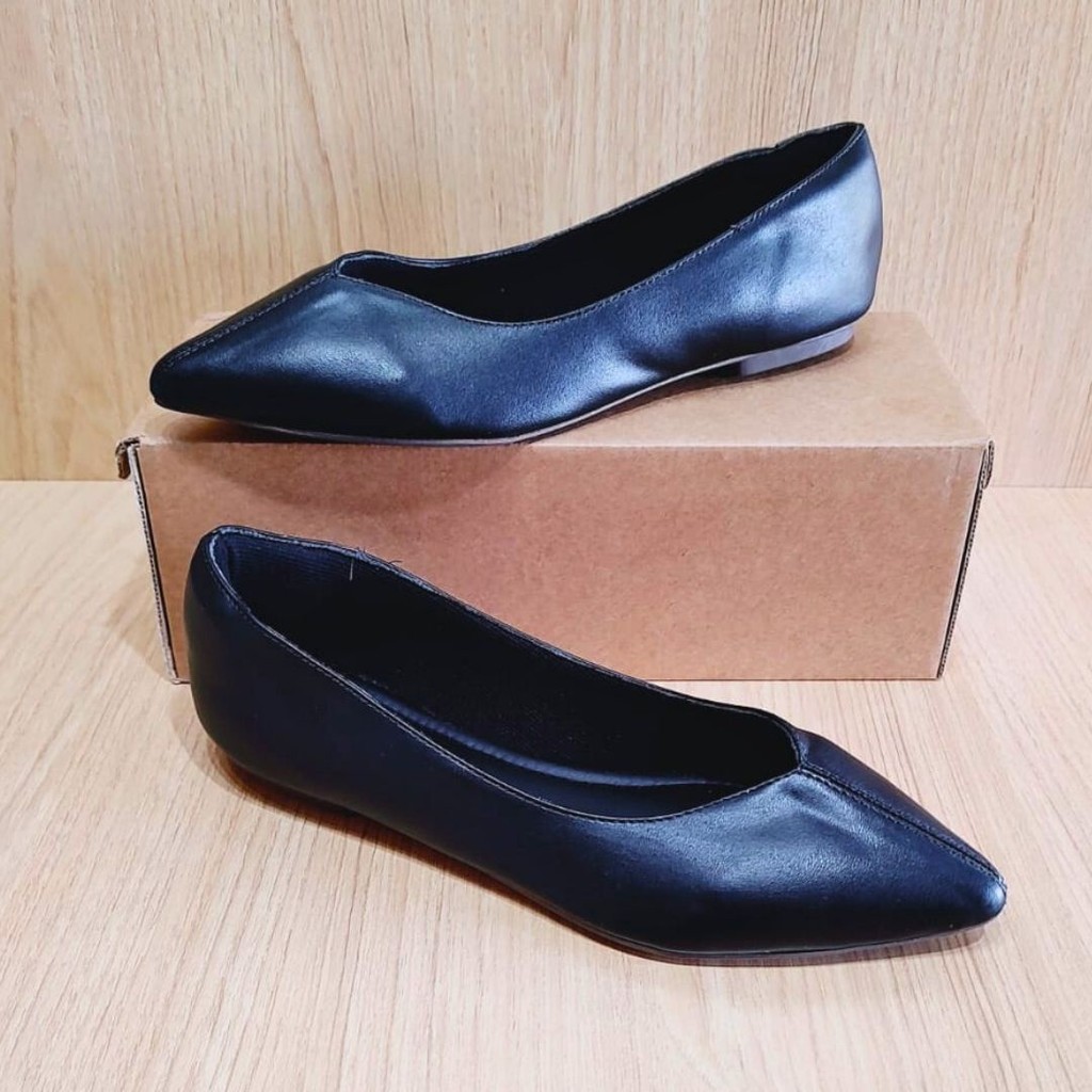 Sapatilha preta basica bico fino recorte V - Imagem 4