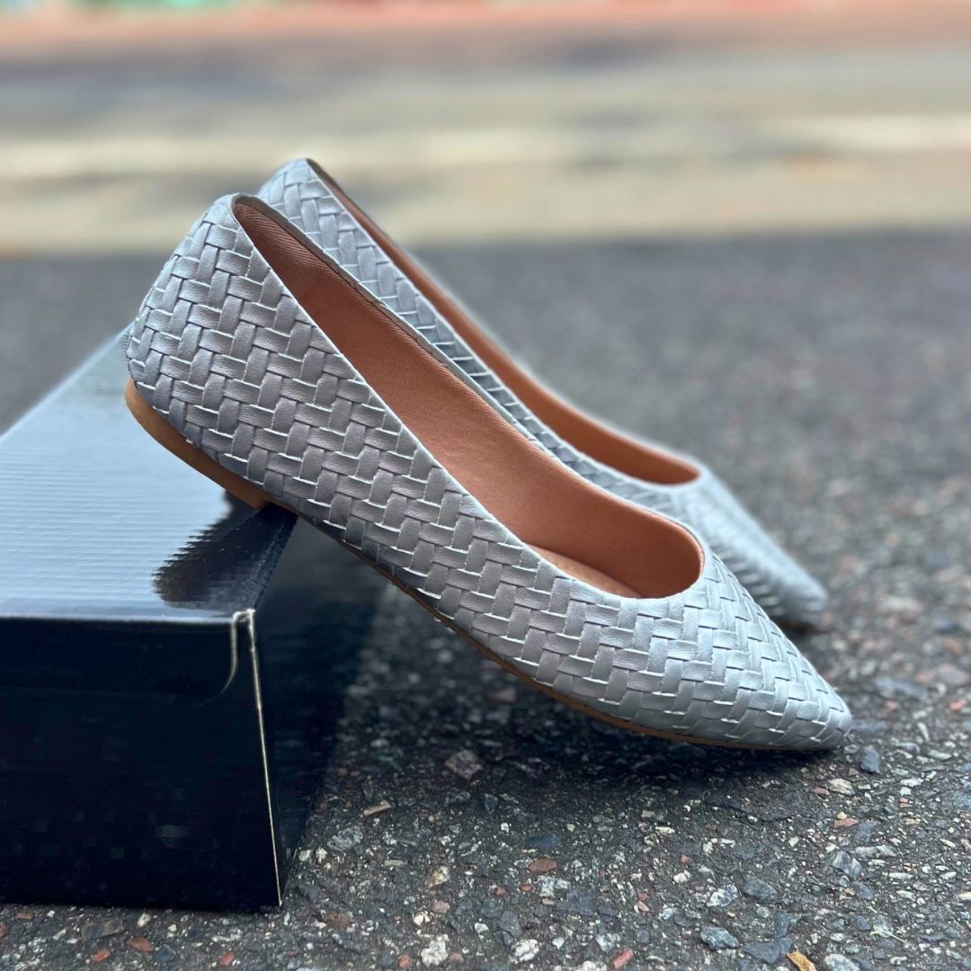Sapatilha prata trançadinho bico fino